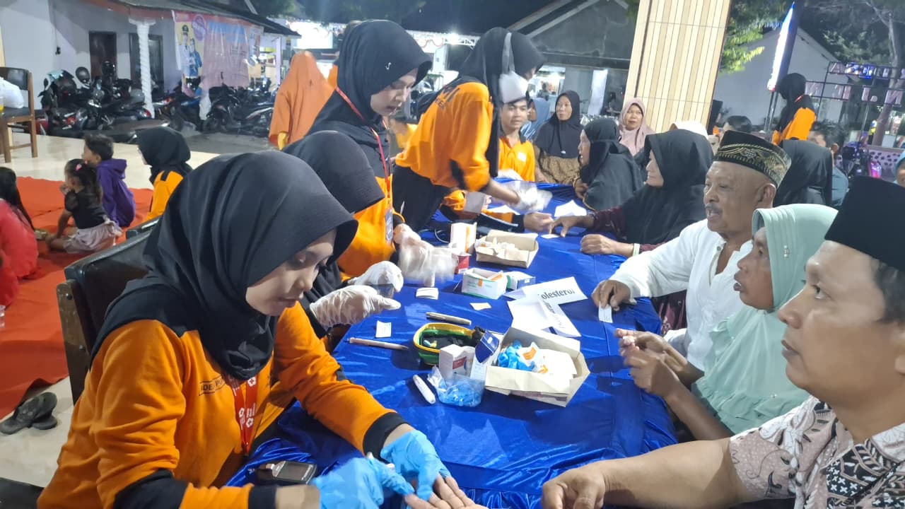 Inovasi Pengabdian, Relawan Muda KSR PMI Unit Unmuh Jember Adakan Cek Kesehatan, Bekam Gratis Hingga Nobar Film Di Desa Kepanjen