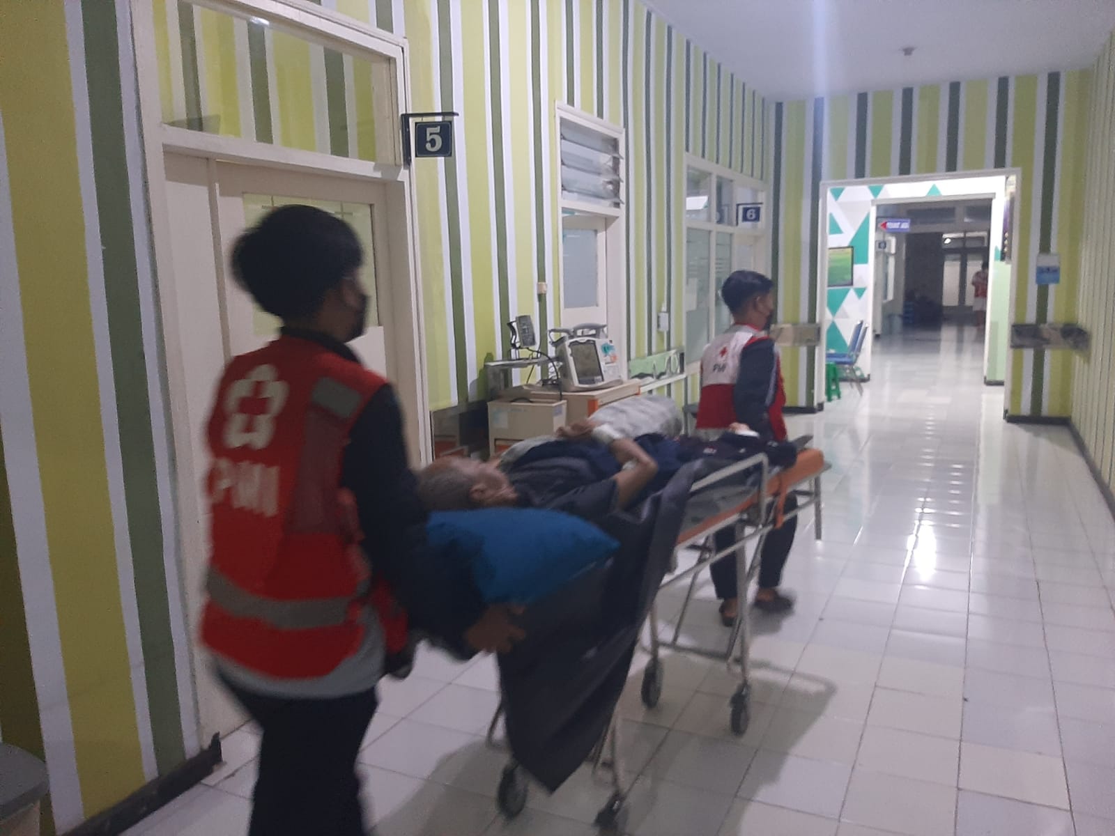 Pasca-Operasi Kaki, Petugas Piket PMI Jember Antar Pulang Warga Tegal Besar Dari RSD Dr. Soebandi