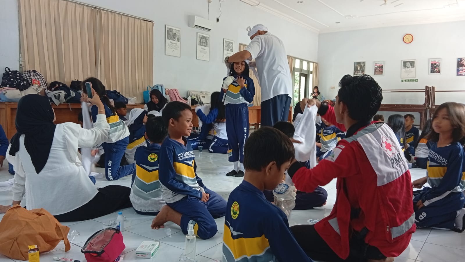 Edukatif! Siswa SD Labschool FKIP Universitas Jember Belajar Kepemimpinan Hingga Praktik Pertolongan Pertama