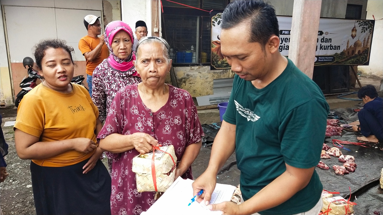 Daging Kurban PMI Jember Dikemas Besek Bambu Dan Daun Pisang