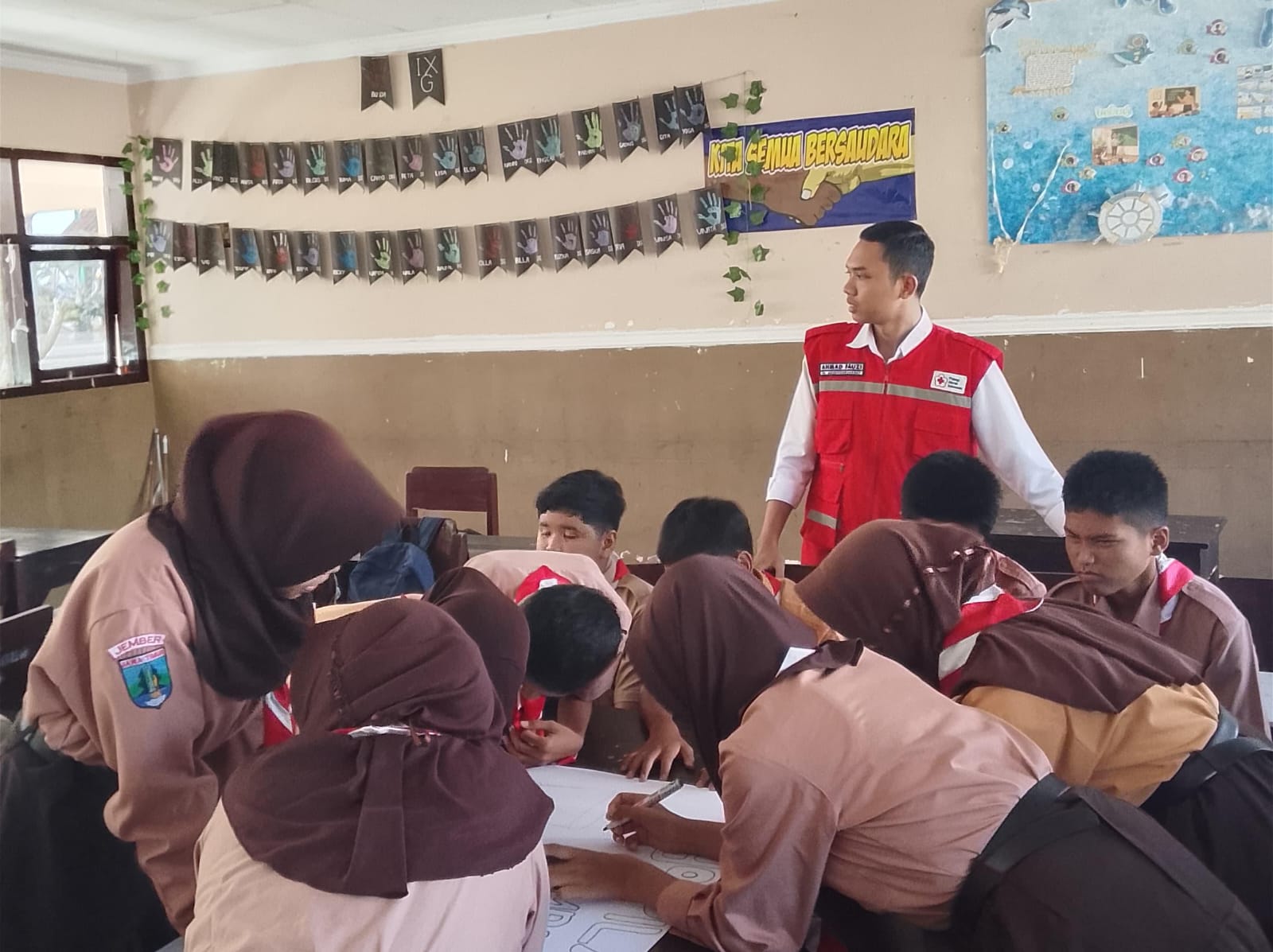 ROAD TO SCHOOL, KSR PMI UNIT MARKAS KABUPATEN JEMBER SOSIALISASIKAN GERAKAN PALANG MERAH DI SMP NEGERI 7 JEMBER
