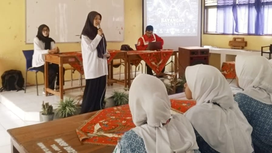 Masuk Musim Kemarau, KSR PMI Unit Markas Sosialisasi PHBS Di SMPN 13 Jember