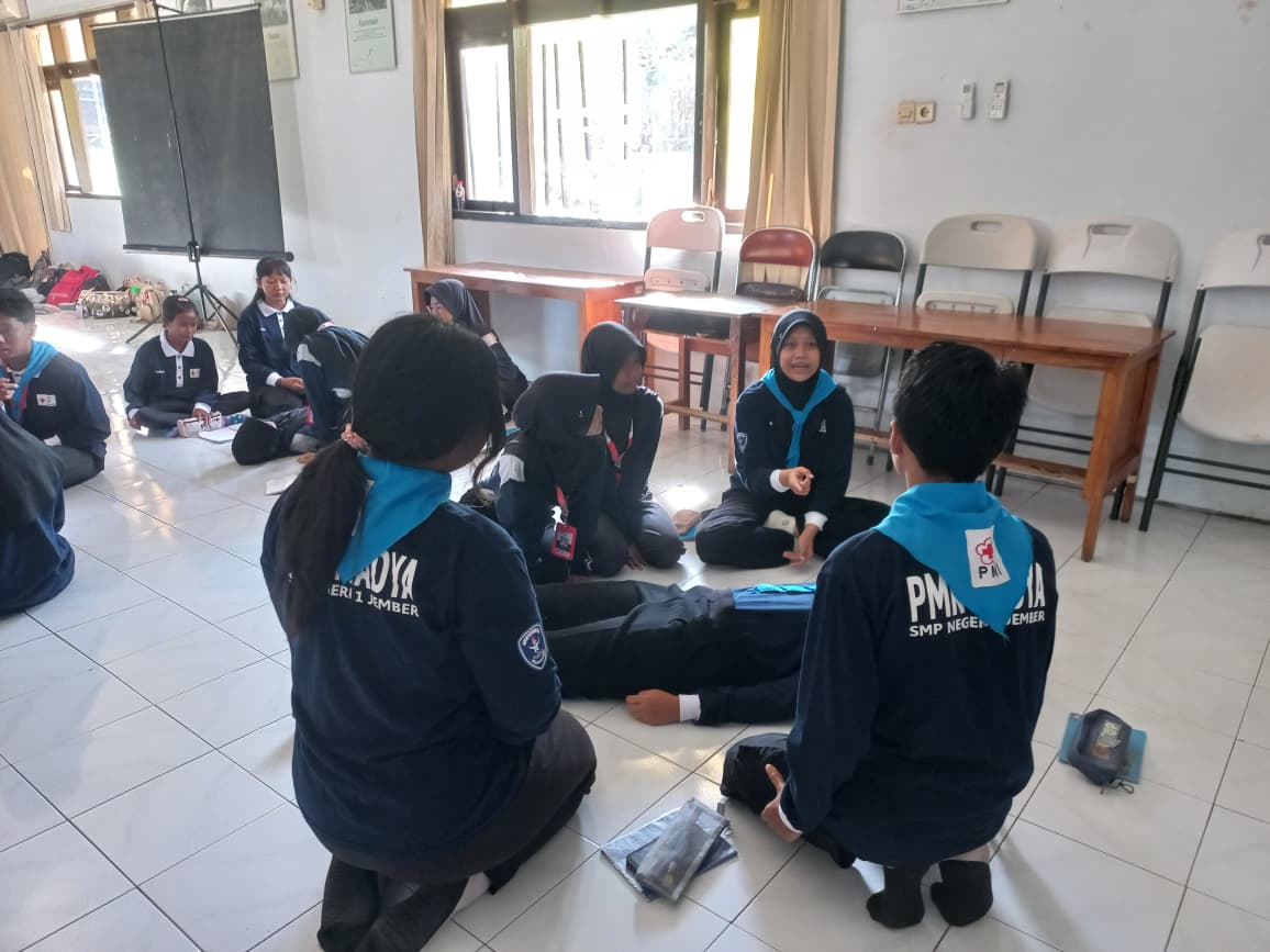 Asah Keahlian Relawan Muda, PMR Madya SMPN 1 Jember Dan SMPN 1 Rambipuji Gelar Latihan Gabungan Di Markas PMI