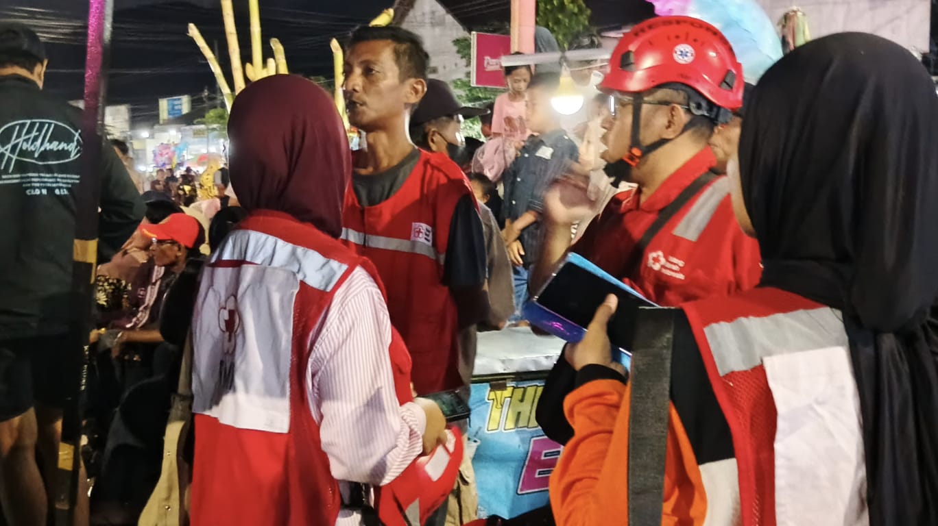 SIBAT Dan KSR PMI Jember Evakuasi Bocah Peserta Kirab Petik Laut