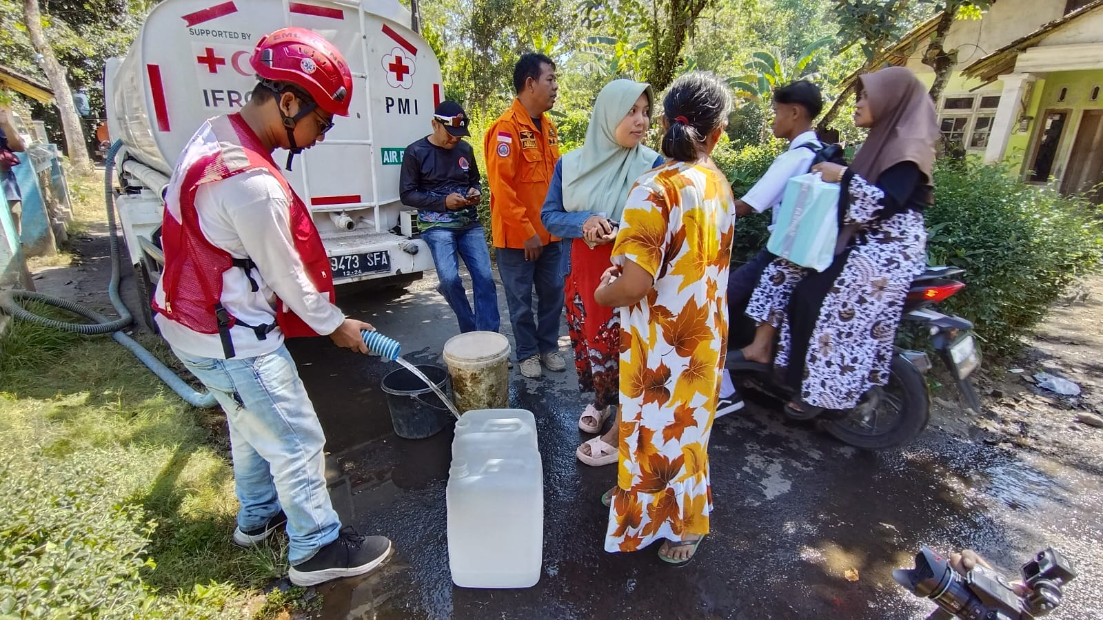 PMI Jember Bersama BPBD Distribusi 5.000 Liter Air Bersih Di Lokasi Kekeringan