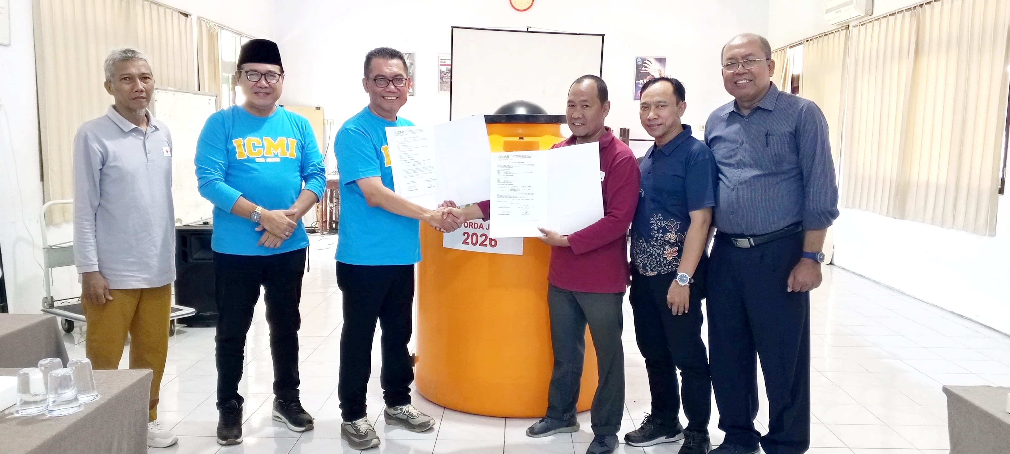 Bantu Warga Terdampak Kekeringan, ICMI Orda Jember Serahkan Tandon Air 1.200 Liter Via PMI Kabupaten Jember