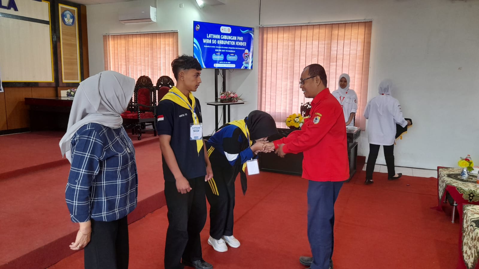 KSR PMI UNIT ITS MANDALA GEMBLENG 96 ANGGOTA PMR WIRA JEMBER LEWAT LATIHAN GABUNGAN 