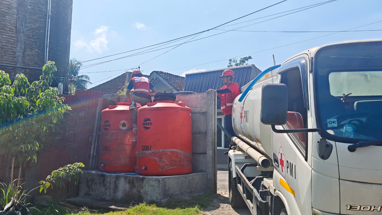 PMI Jember Distribusi Air Bersih Perdana Di Kelurahan Antirogo
