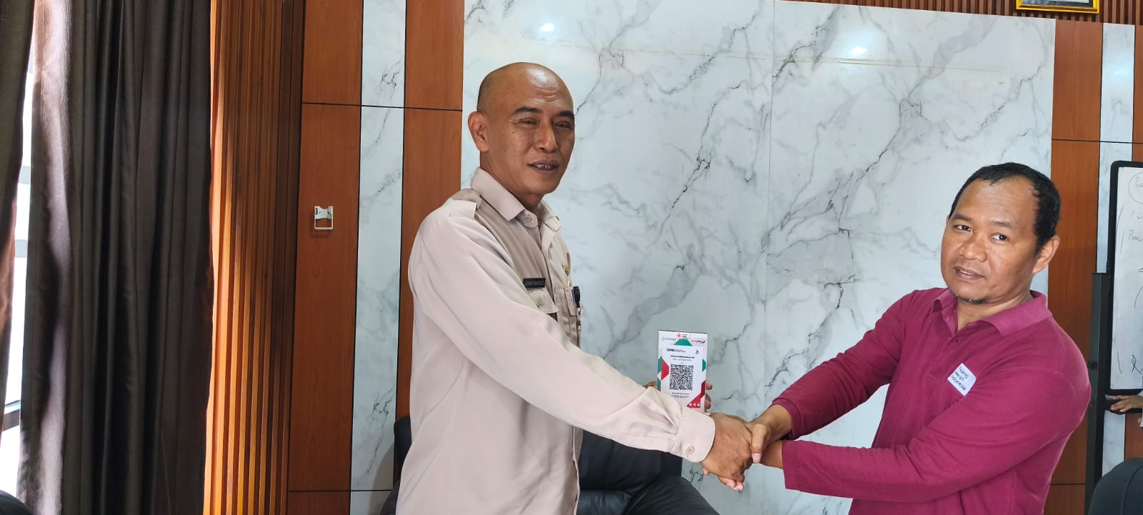 Galang Donasi Gempa NTT, PMI Dan Bapenda Jember Pasang Barcode QRIS Di Kantor Pelayanan