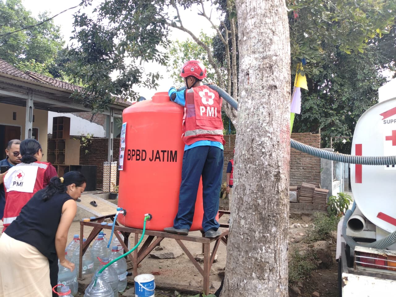 Dua Bulan Berjalan, PMI Kabupaten Jember Gelontorkan 161.500 Liter Air Untuk Tiga Dusun Yang Terdampak Kekeringan