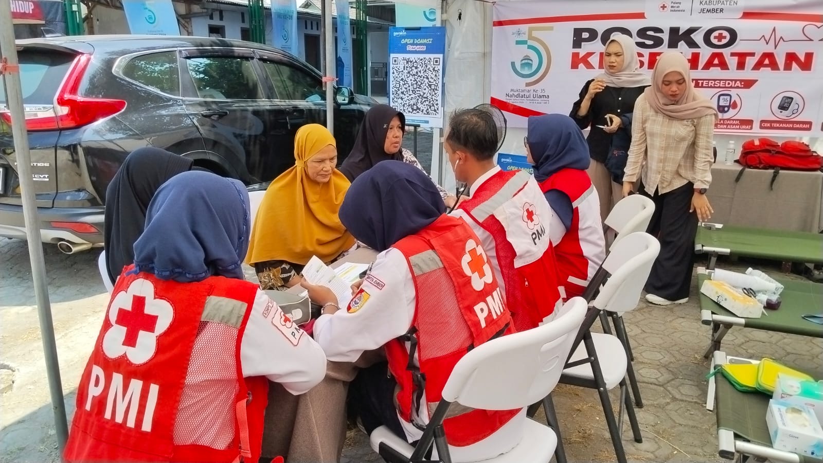 Pasien Posko Kesehatan PMI Jember Di Jombang Membludak Di Datangi Muktamirin, Cek Kesehatan Sebelum Menuju Area Muktamar Ke-35 Nahdlatul Ulama