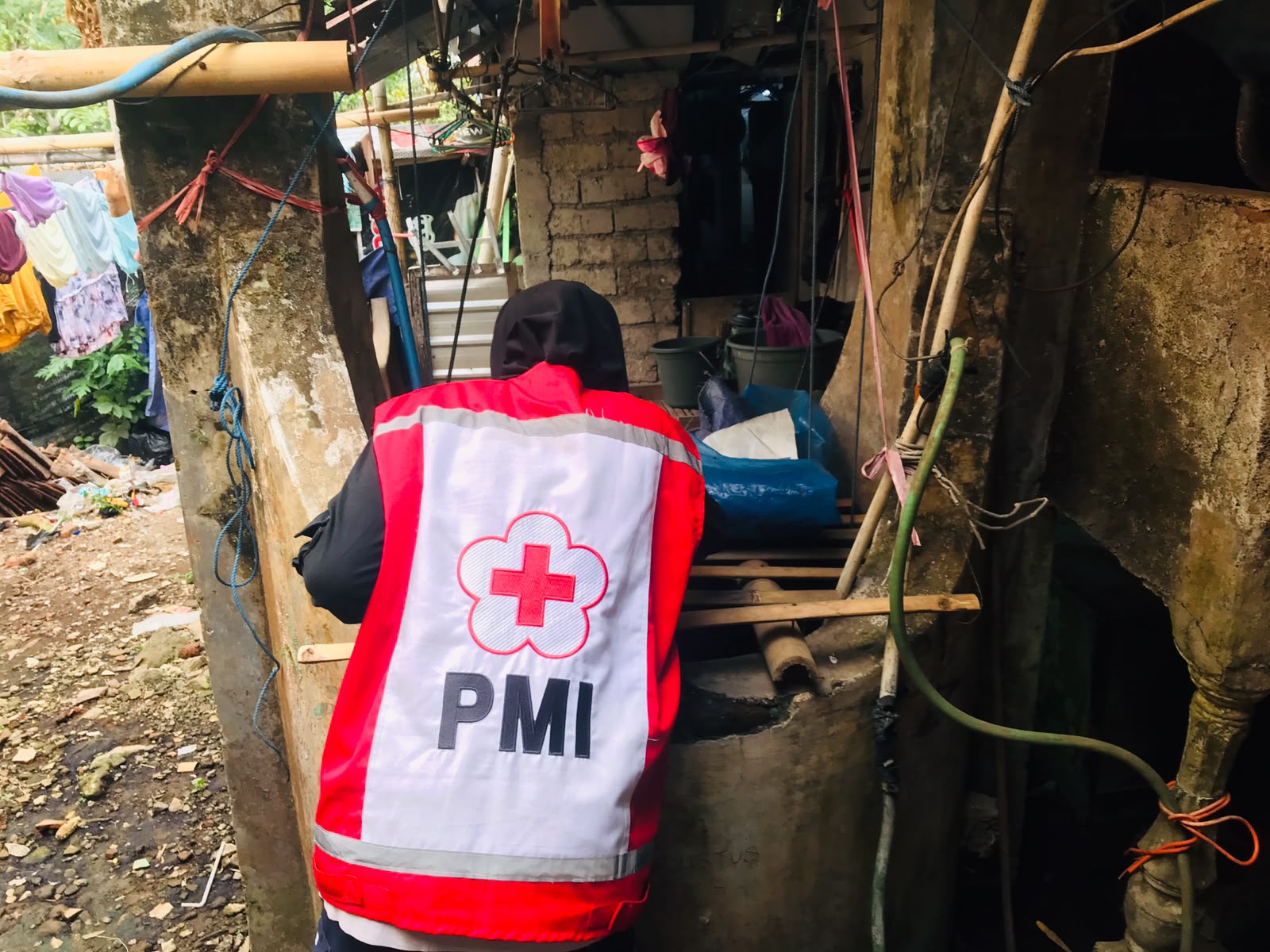 MOBIL TANGKI PMI KABUPATEN JEMBER DISTRIBUSIKAN 10.000 LITER PER HARI UNTUK LIMA TITIK DAMPAK KEKERINGAN
