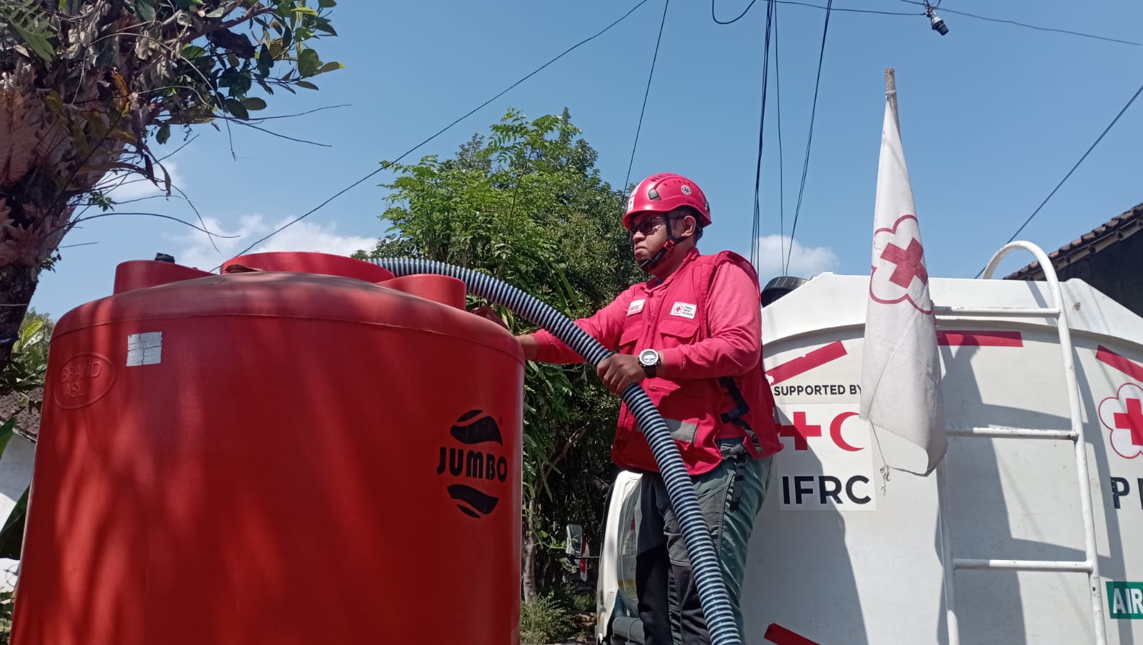 Tim Tanggap Darurat PMI Jember Salurkan 8.000 Liter Air Bersih, 200 KK Di Patrang Dan Antirogo Terbantu
