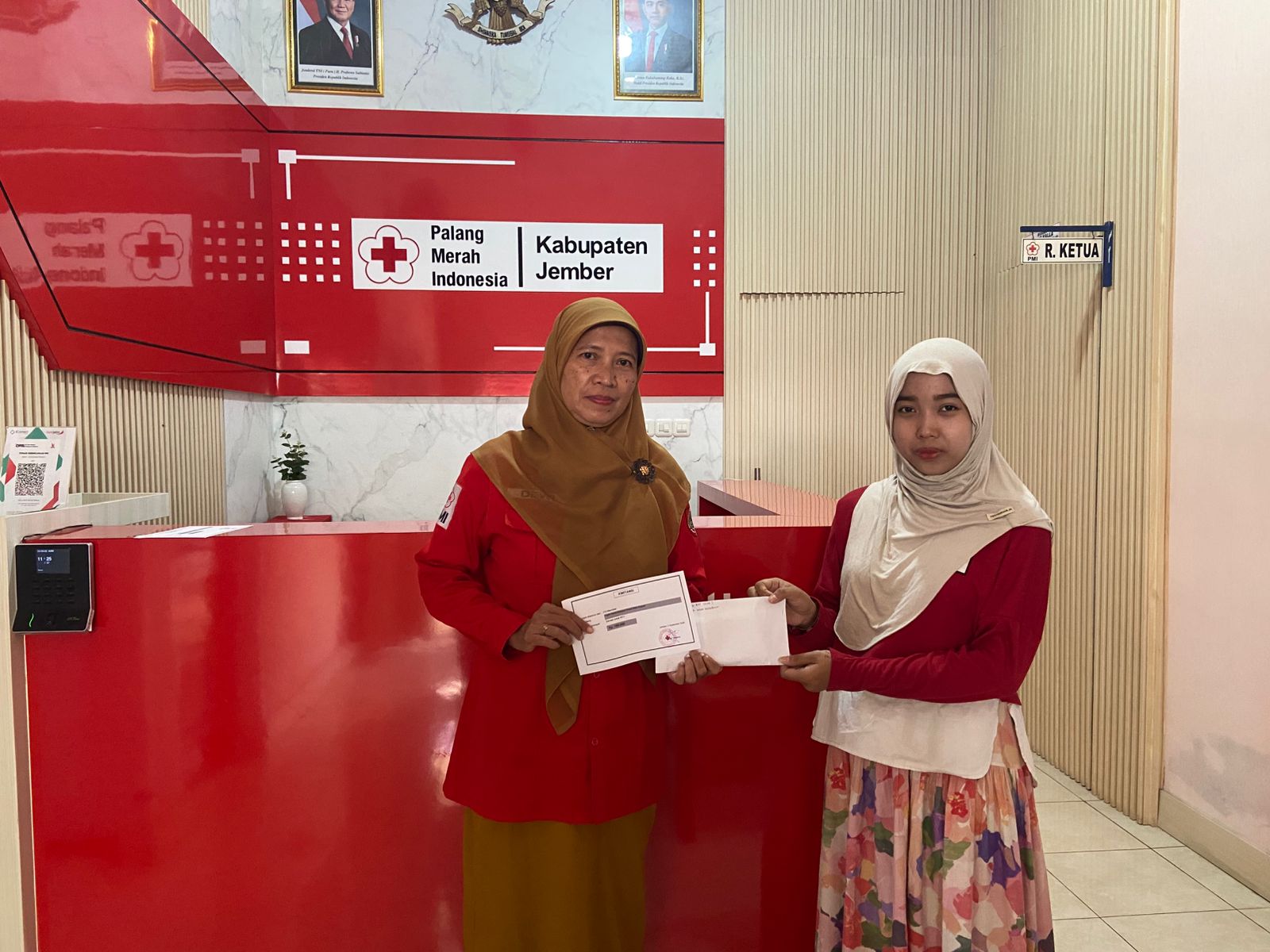 SOLIDARITAS TANPA BATAS!! KSR PMI ITS MANDALA JEMBER GERCEP HIMPUN BANTUAN UNTUK KORBAN GEMPA NTT 