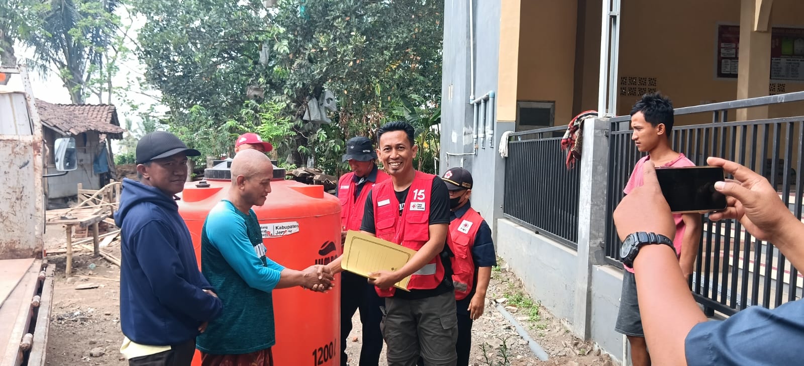 PMI Jember Salurkan Tandon Air 1.200 Liter Untuk Masjid Nurul Falah