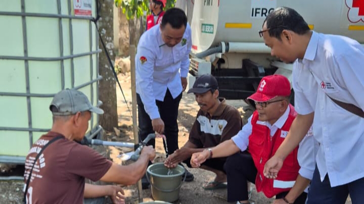 Kekeringan Di Jember Meluas, PMI Pasang Tandon Dan Pasok Air Bersih Di Desa Jubung