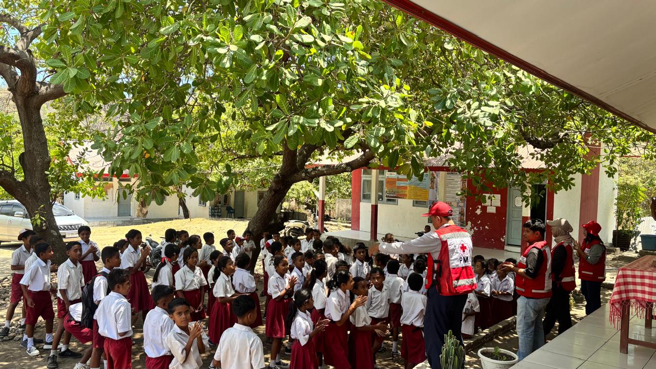 RELAWAN PMI JEMBER IKUT PERKUAT PEMULIHAN PENYINTAS GEMPA DI ENDE MELALUI LAYANAN DUKUNGAN PSIKOSOSIAL, 121 ANAK DAN GURU DI SD INPRES ROJABAI MENDAPAT PENDAMPINGAN PSS