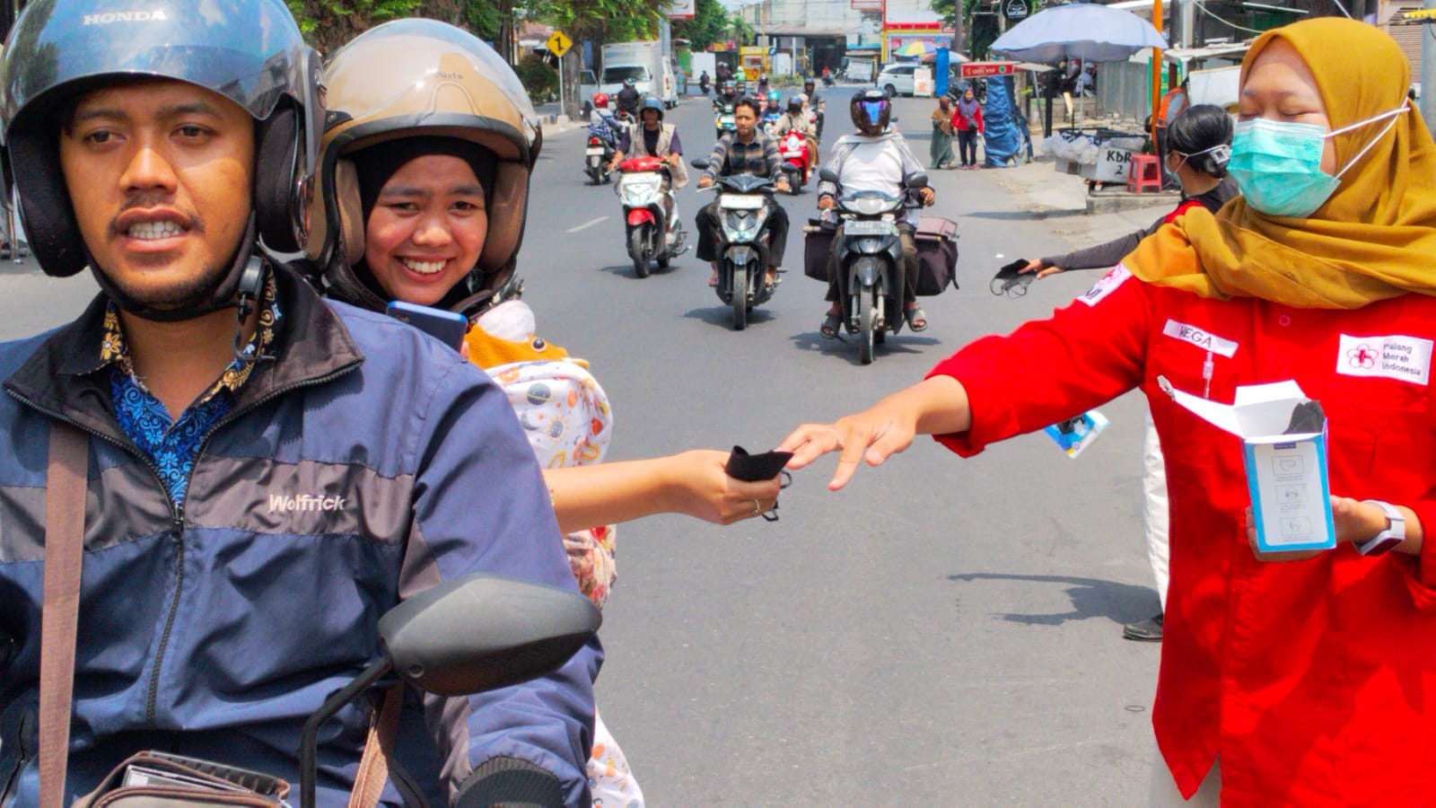 FLU TIPE A DAN ISPA MEREBAK, PMI KAB JEMBER SUPORT PEMKAB JEMBER DENGAN BAGIKAN MASKER KEPADA PENGGUNA JALAN 