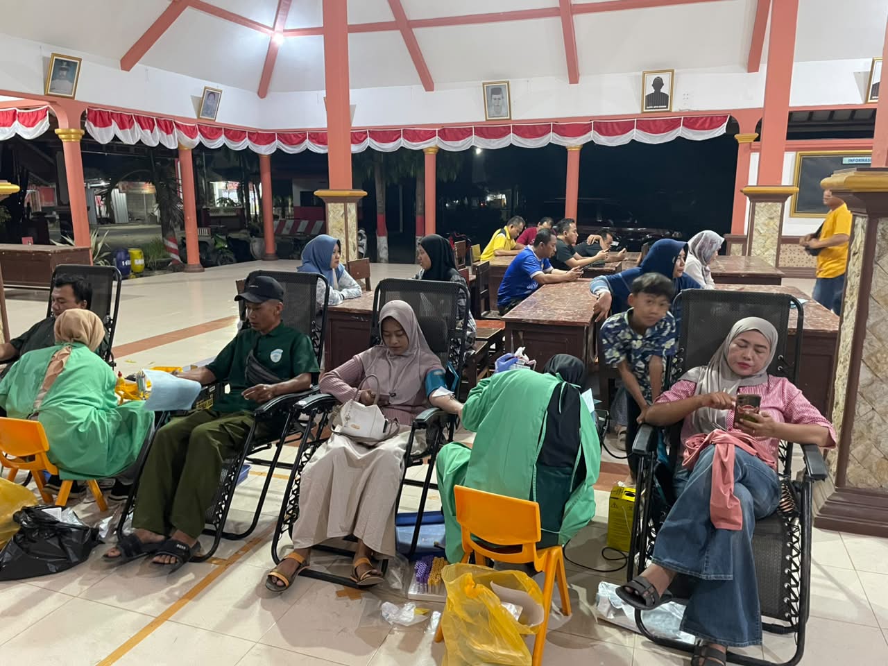 DIGERAKKAN KADES DAN PERANGKAT DESA, WARGA PONTANG SUKSES SUMBANG 40 KANTONG DARAH UNTUK PMI JEMBER