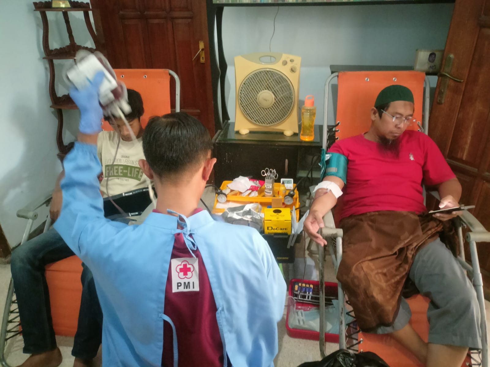 SINERGI KEMANUSIAAN!!, WARGA BESUKI SITUBONDO DAN KARYAWAN PT ENSEVAL JEMBER MASING-MASING SUMBANG 32 KANTONG DARAH 