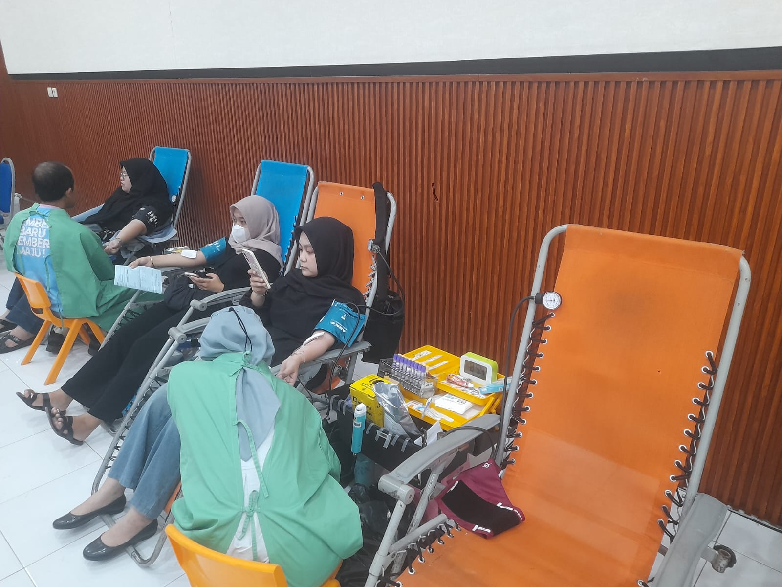 DUA AKSI DONOR DARAH SERENTAK, MASJID AL-FURQON JOMBANG DAN BEM FKM UNEJ PASOK 45 KANTONG DARAH KE UDD PMI JEMBER 