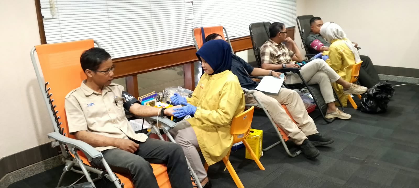 BANK INDONESIA PERWAKILAN JEMBER KOKOHKAN KEPEDULIAN SOSIAL: AKSI DONOR DARAH SUKSES HIMPUN 251 KANTONG UNTUK JAGA STOK DARAH UDD 