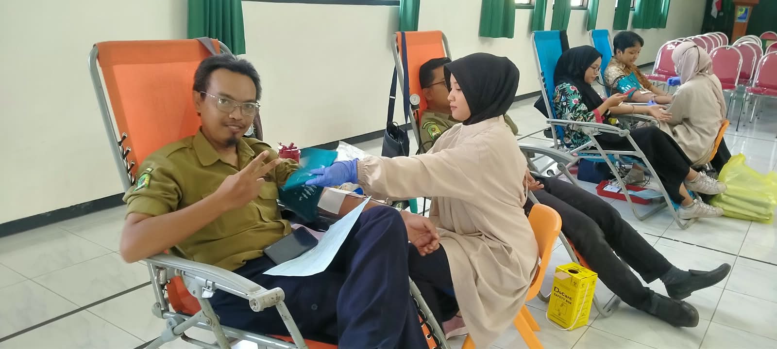 HARI SANTRI NASIONAL, PMR WIRA SMAMGA GELAR AKSI KEMANUSIAAN DONOR DARAH SUKSES HIMPUN 21 KANTONG DARAH