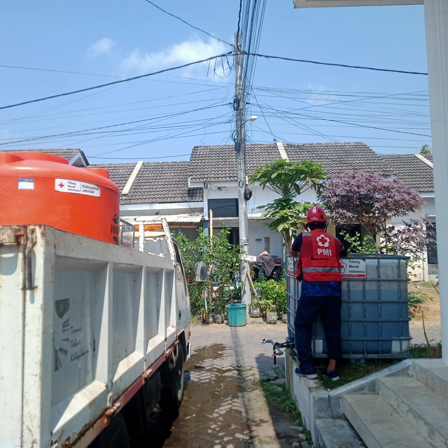 DARURAT KEKERINGAN, PMI JEMBER KERAHKAN TRUK TANDON KHUSUS UNTUK PERLUAS DISTRIBUSI AIR BERSIH KE WARGA 