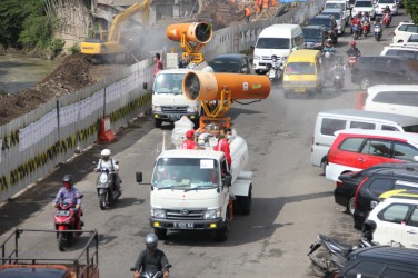 Hujan Disinfektan Di Zona Merah