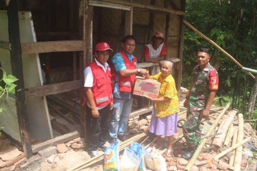 POSKO BENCANA PMI BANTU NENEK SUKATI Di SUMBERSARI