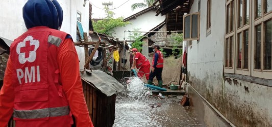 Tim Wash PMI Kabupaten Jember Kuras Sumur-Sumur Korban Banjir