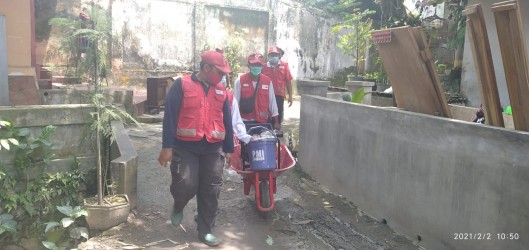 Air Keruh Dan Kotor, PMI Jember Lakukan Normalisasi Sumur, Relawan Juga Memberi Bantuan Sembako