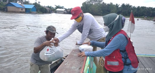 Tidak Bisa Ditempuh Dengan Jalur Darat, PMI Banjar Distribusi Sembako Diatas Perahu