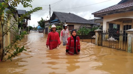 TEMPUH 2 KM JALAN KAKI EVAKUASI KORBAN BANJIR BANDANG BARABAI HST