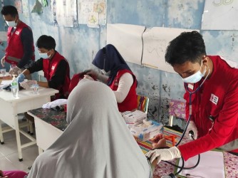 Cek Kesehatan Dan Berikan Obat-obatan Ke Warga Pasca Banjir