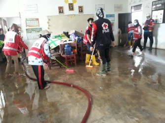 Banjir Surut, Warga Bersihkan Rumah