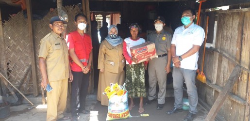 PMI Jember Bantu Nenek Giyem