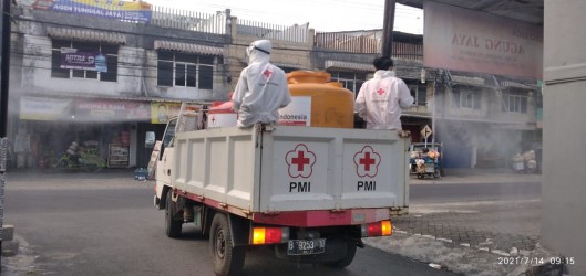 Banyak Permintaan, PMI Gencarkan Penyemprotan Disinfektan