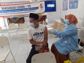 Kesulitan Signal Internet, Vaksinator PMI Terus Blusukan Ke Pinggiran