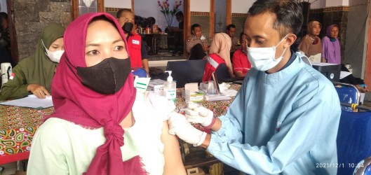 Sudah Di 28 Titik, Tembus Angka 9.885 Dosis, Tim Vaksinator PMI Kabupaten Jember Teruskan Blusukan Ke Desa