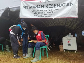 Melalui PMI Siswa SMPN 1 Rambipuji Bantu Mukenah, Sandal, Dan Snack Anak Ke Korban Semeru