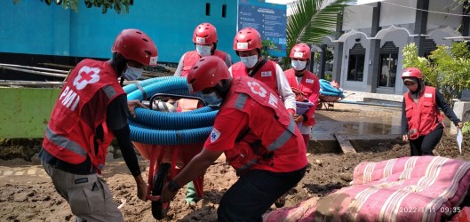 PMI  Kerahkan 35 Relawan Sedot Sumur Dan Bersihkan Lumpur