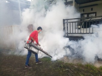Tek Kenal Lelah, Relawan PMI Jember Lanjutkan Fogging