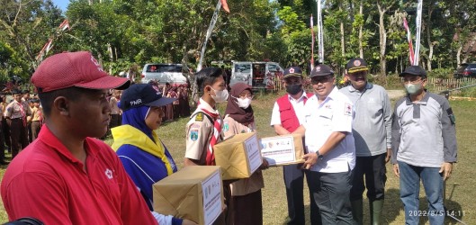 KOLABORASI RELAWAN MUDA PMI DENGAN PRAMUKA  BAGIKAN 150 PAKET SEMBAKO DAN 250 BIBIT TANAMAN UNTUK WARGA LERENG GUNUNG HYANG ARGOPURO