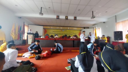 GELAR SIMULASI PERTOLONGAN PERTAMA, KSR PMI UNIT ITS MANDALA KENALKAN PMI PADA MABA