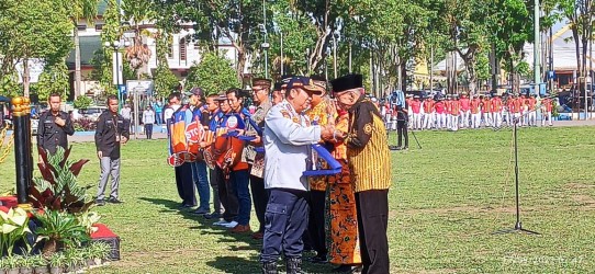 LUAR BIASA!!!...ENAM PAHLAWAN DONOR DARAH LEBIH DARI 150 KALI  DAPAT REWARD SAAT UPACARA PERINGATAN HARI JADI PMI  DI ALUN-ALUN  JEMBER