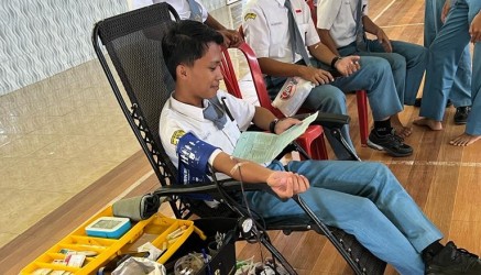 SASAR SEKOLAH, PMR SMA NEGERI AMBULU HIMPUN 50 KANTONG DARAH 