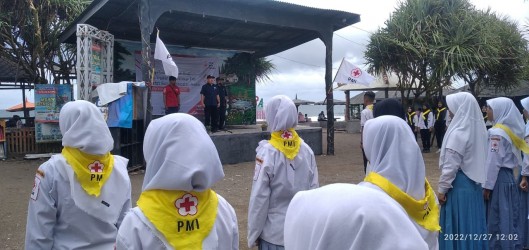 PERINGATI HARI RELAWAN, PMR SELATAN GELAR HAPPY CAMP DI PANTAI ASMARA AMBULU