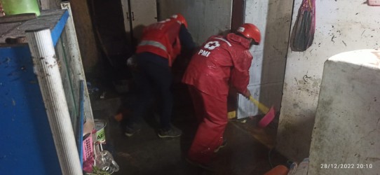 PMI  AKTIF TANGANI BANJIR LUAPAN SUNGAI JOMPO, IKUT KURAS RUMAH BUPATI  