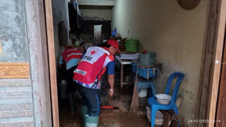 Relawan PMI Proaktif Bantu Korban Banjir Di Dua Lokasi